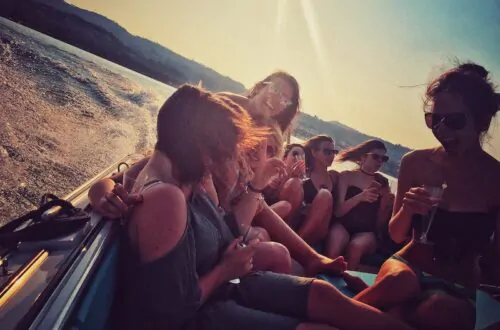 Ideen für Geburtstagsfeiern: Motorboot auf dem Gardasee
