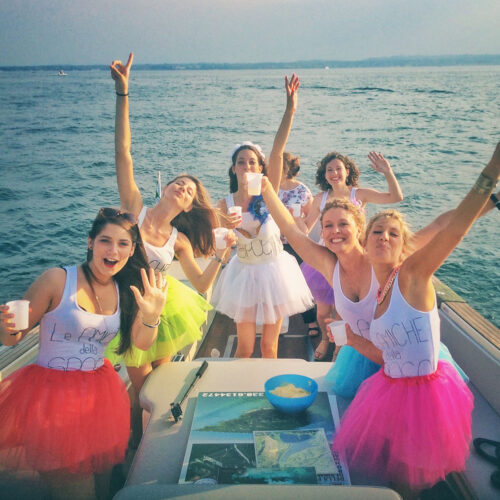 Jungesellinenabschiedsfest im Motorboot auf dem Gardasee