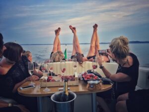 Jungesellinenabschiedsfest im Motorboot auf dem Gardasee